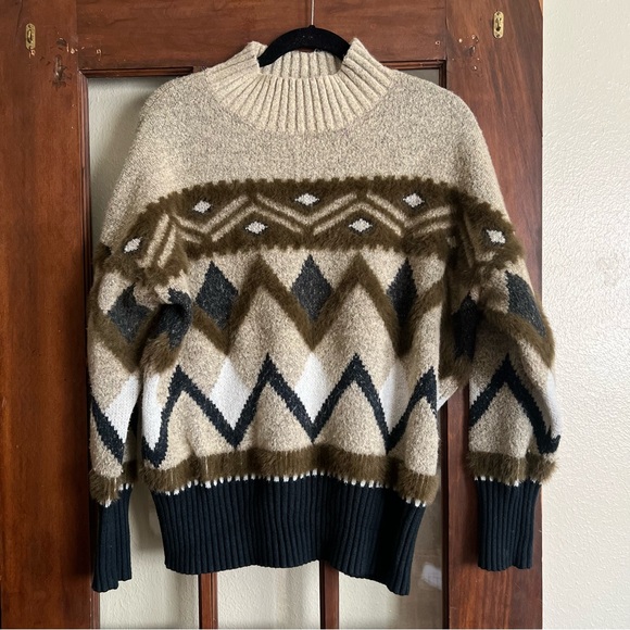 Geometric Patterned Sweater (L) - Picture 3 of 3